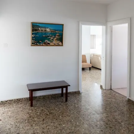 Sunny Three-bedroom Spacious Flat Lägenhet