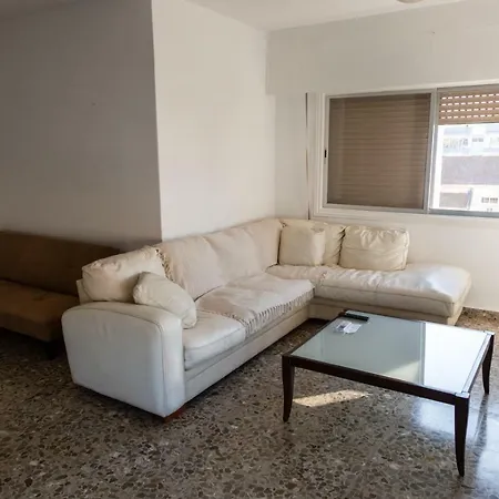 Sunny Three-bedroom Spacious Flat Lägenhet