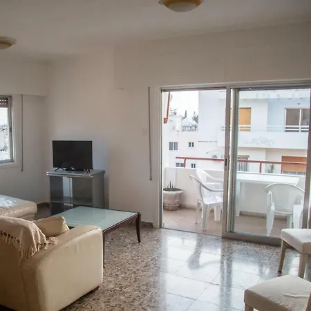 Sunny Three-bedroom Spacious Flat Lägenhet Larnaca