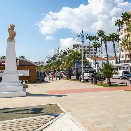 Sunny Three-bedroom Spacious Flat Lägenhet Larnaca
