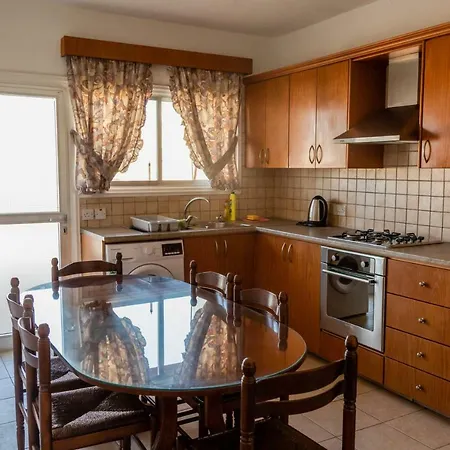 Sunny Three-bedroom Spacious Flat